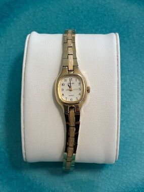 Pulsar By Seiko Quartz Gold Stainless Steel Watch V811-5300